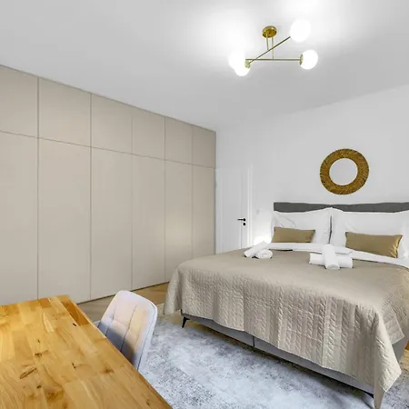 Quiet On Dunajska - Up To 6 Guests *