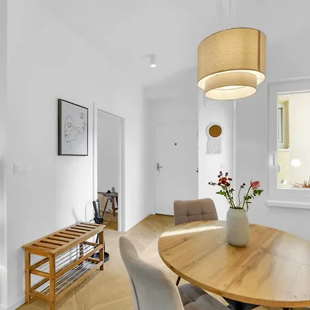 Quiet On Dunajska - Up To 6 Guests *