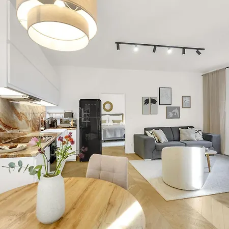Quiet On Dunajska - Up To 6 Guests * Bratislava